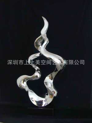 現(xiàn)代藝術(shù)與實(shí)用主義的融合 電鍍抽象雕塑與健身空間的和諧共生